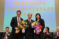 沈祖堯教授（左）及于君教授（右）獲中央人民政府駐港聯絡辦公室教育科技部部長潘永華先生頒授證書。